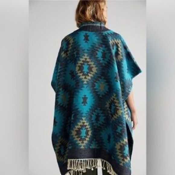 FREE PEOPLE MYSTIC GEOMETRIC PONCHO BLANKET NWT OS SUPER COMFY - Picture 8 of 8